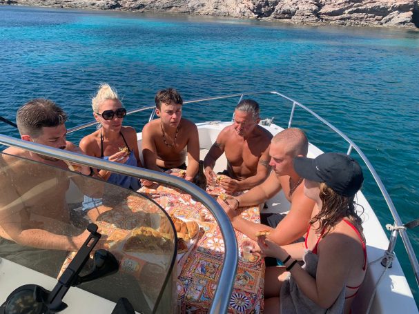 Bootsausflug im Ionischen Meer - Urlaub in den Appartements der Villa Augusta del Sol in Fontane Bianche Bootsausflug im Ionischen Meer - Urlaub in den Appartements der Villa Augusta del Sol in Fontane Bianche